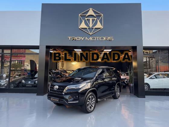 TOYOTA HILUX SW4 2.8 D-4D TURBO DIESEL SRX PLATINUM 7L 4X4 AUTOMÁTICO TOYOTA HILUX SW4 2.8 D-4D TURBO DIESEL SRX PLATINUM 7L 4X4 AUTOMÁTICO